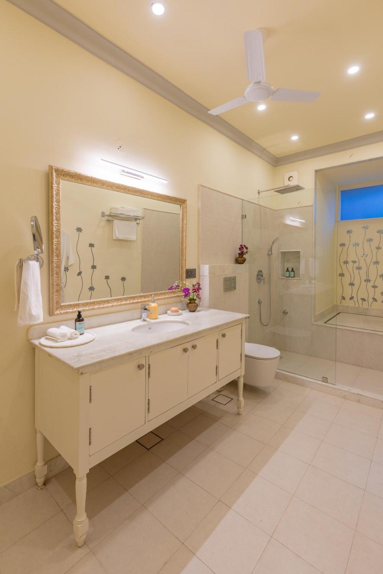 Laalee Hotel Jaipur Room photo